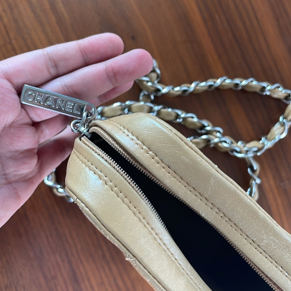VINTAGE- CHANEL Lambskin Camera Bag - Picture 8 of 13